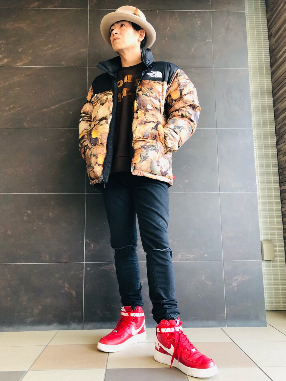 ベージュ系のダウンジャケット/コート、ブラウン系のスウェット、ブラック系のデニムパンツを着用したメンズの冬コーディネートの4枚目の写真