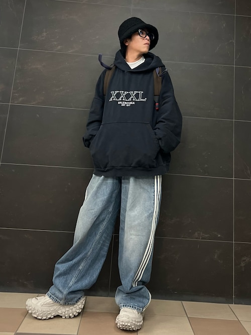 スニーカーに合う[バレンシアガ]ロゴパッチデニムショートパンツ 1675950920_500.jpg
