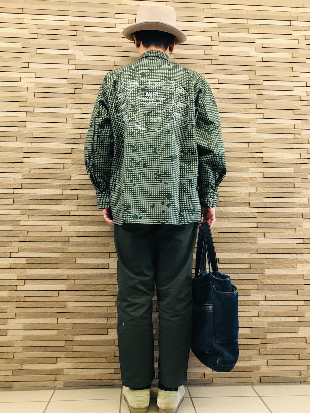 グリーン系のミリタリージャケット、グリーン系のミリタリージャケット、ベージュ系のブーツを着用したメンズの冬コーディネートの5枚目の写真