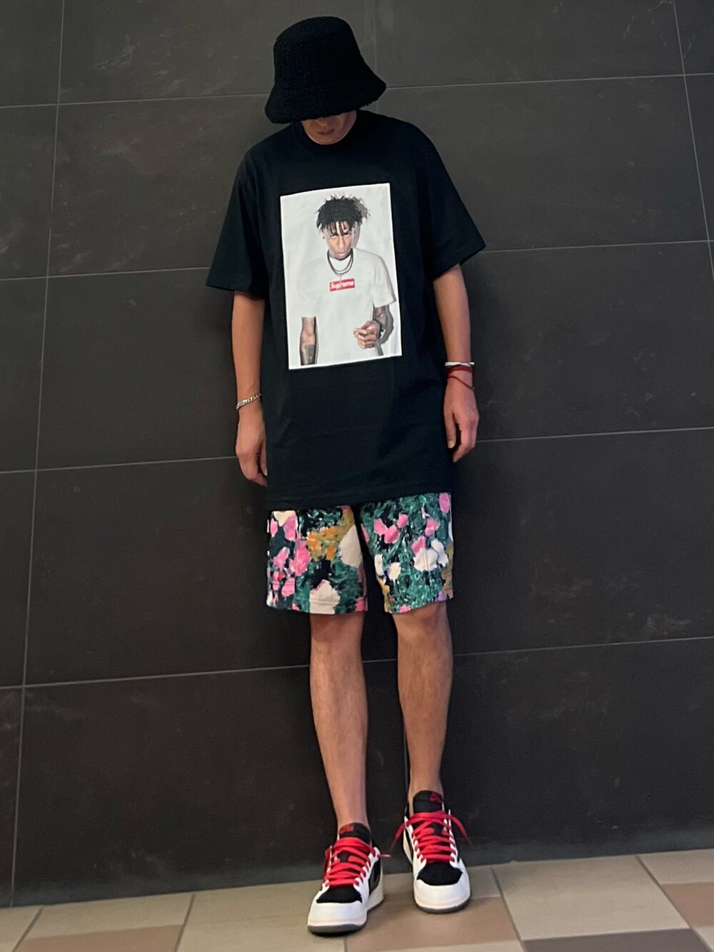 ブラック系のTシャツ/カットソー、その他のその他パンツ、ホワイト系のスニーカーを着用したメンズの秋コーディネートの2枚目の写真