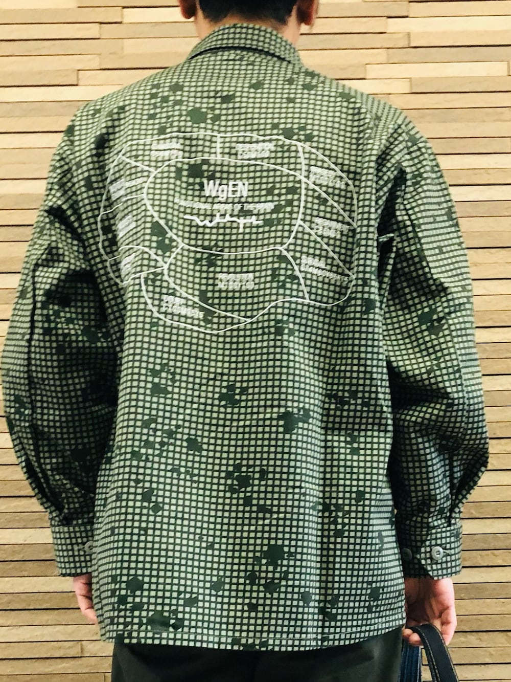 グリーン系のミリタリージャケット、グリーン系のミリタリージャケット、ベージュ系のブーツを着用したメンズの冬コーディネートの4枚目の写真