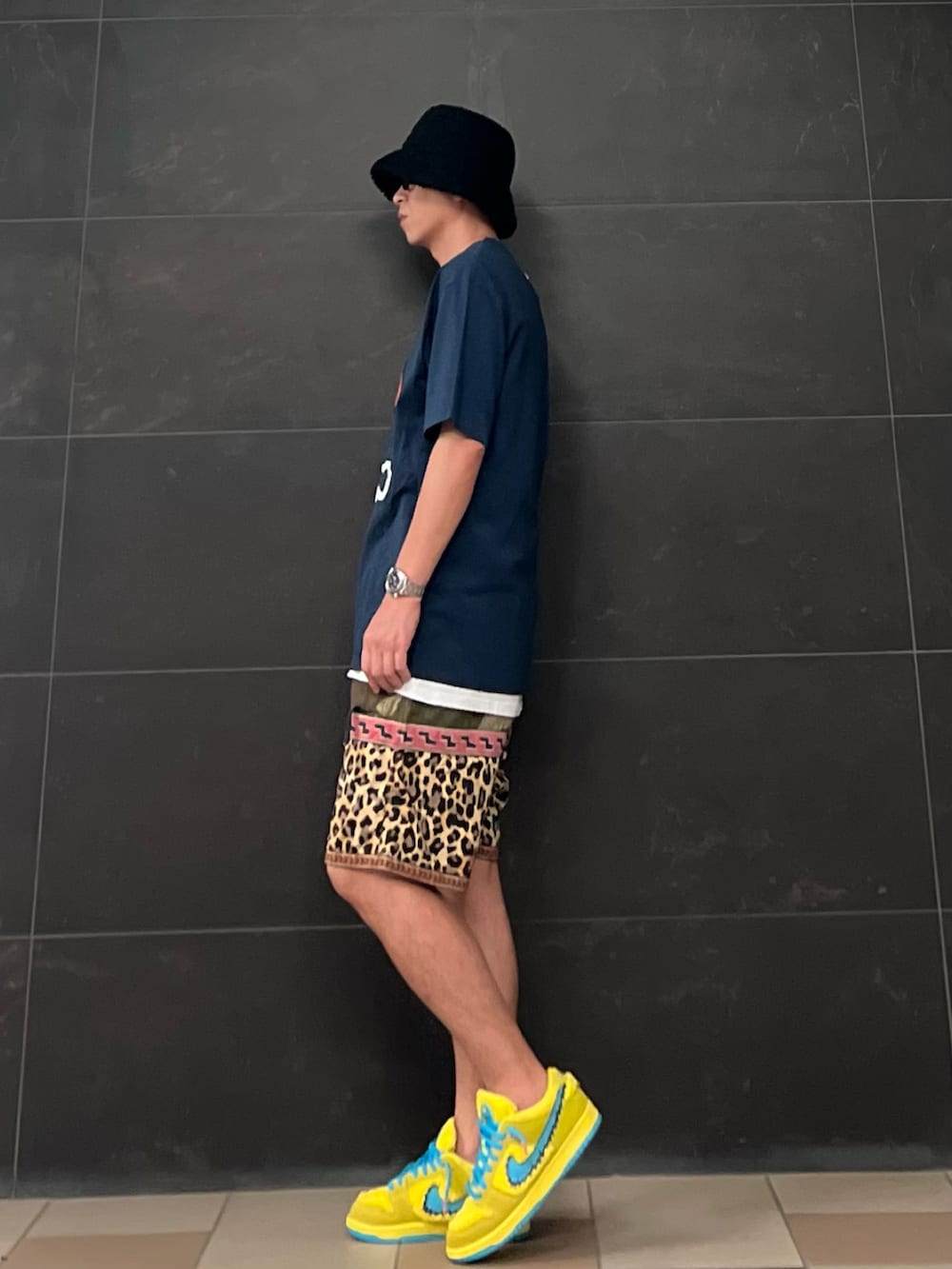 ブルー系のTシャツ/カットソー、ベージュ系のその他パンツ、ホワイト系のタンクトップを着用したメンズの夏コーディネートの2枚目の写真