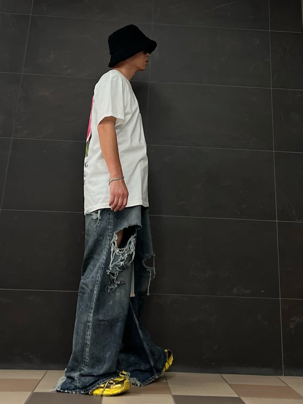 ホワイト系のTシャツ/カットソー、ブルー系のデニムパンツ、イエロー系のスニーカーを着用したメンズの秋コーディネートの4枚目の写真