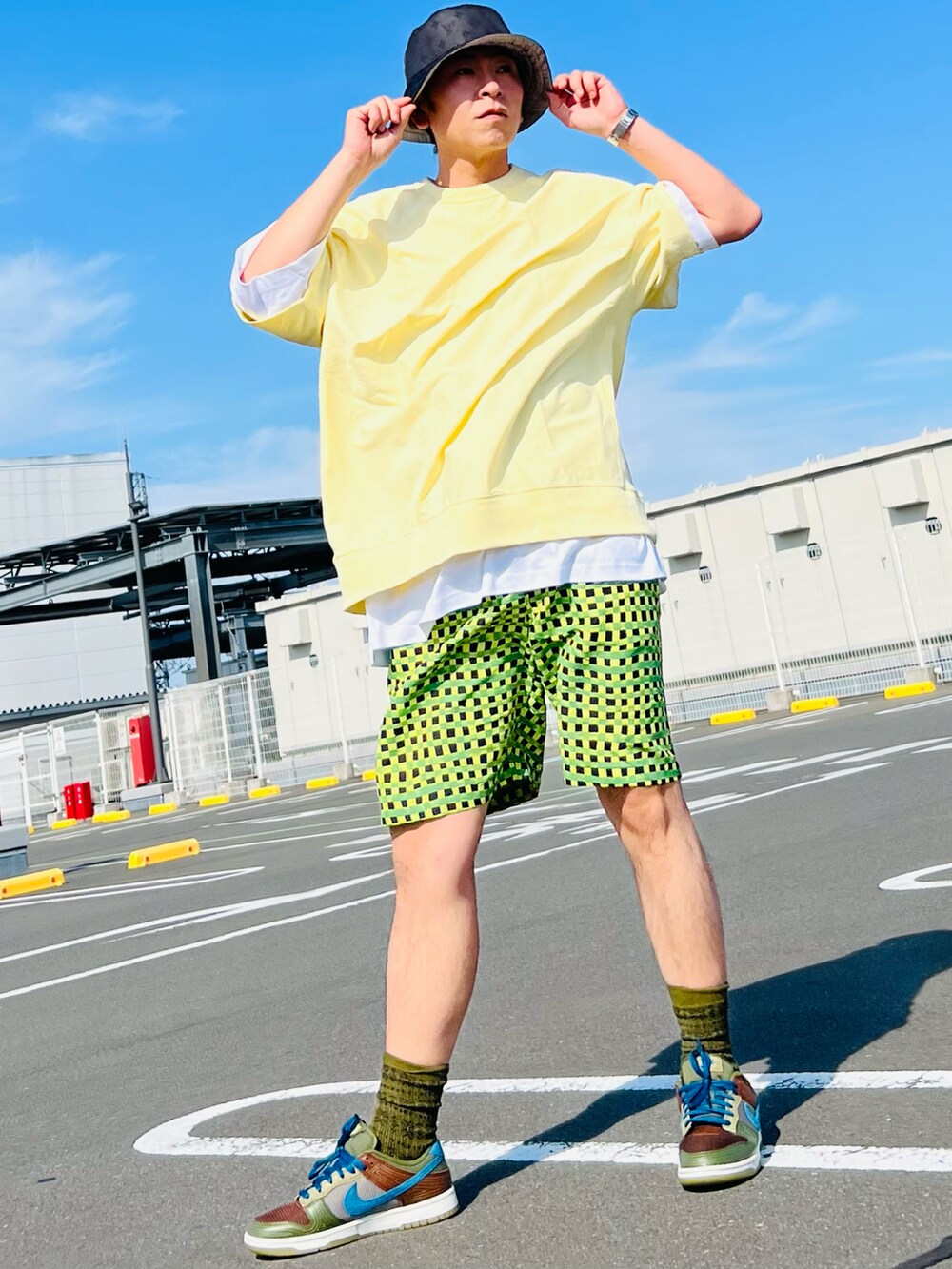 グリーン系のスニーカー、グリーン系のその他パンツ、グリーン系のその他パンツを着用したメンズの春コーディネートの3枚目の写真