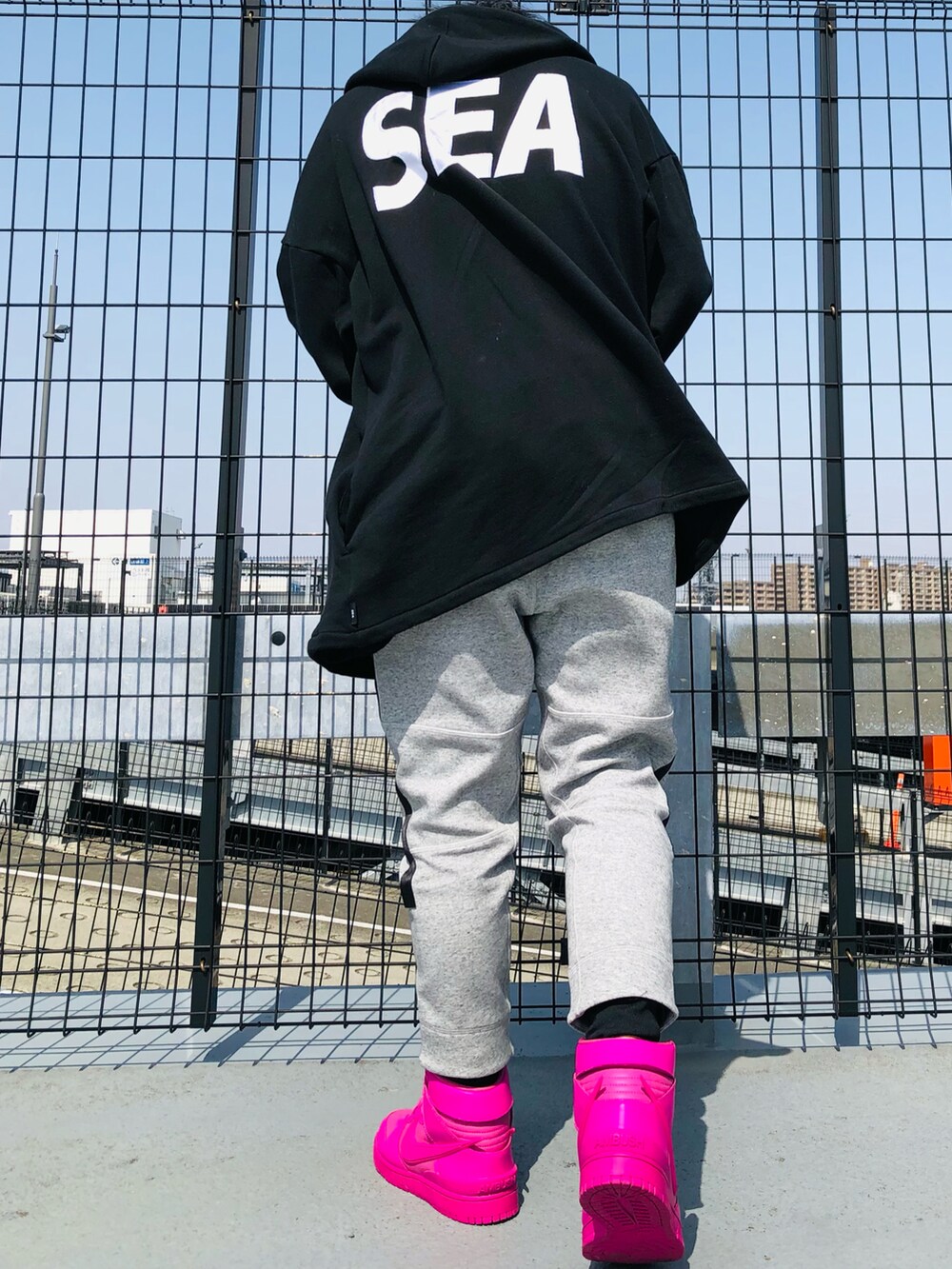 ピンク系のスニーカー、ピンク系のスニーカー、グレー系のスウェットパンツを着用したメンズの春コーディネートの2枚目の写真