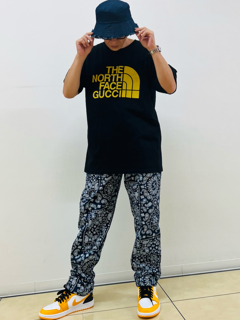 ブルー系のその他パンツ、イエロー系のスニーカー、ブラック系のTシャツ/カットソーを着用したメンズの夏コーディネートの3枚目の写真