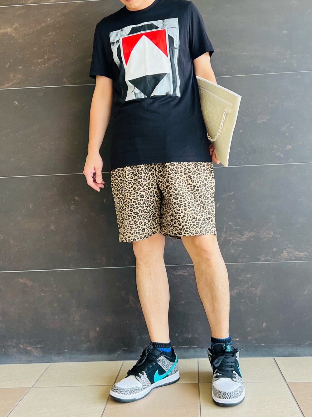 ベージュ系のその他パンツ、その他のスニーカー、ブラック系のTシャツ/カットソーを着用したメンズの夏コーディネートの2枚目の写真