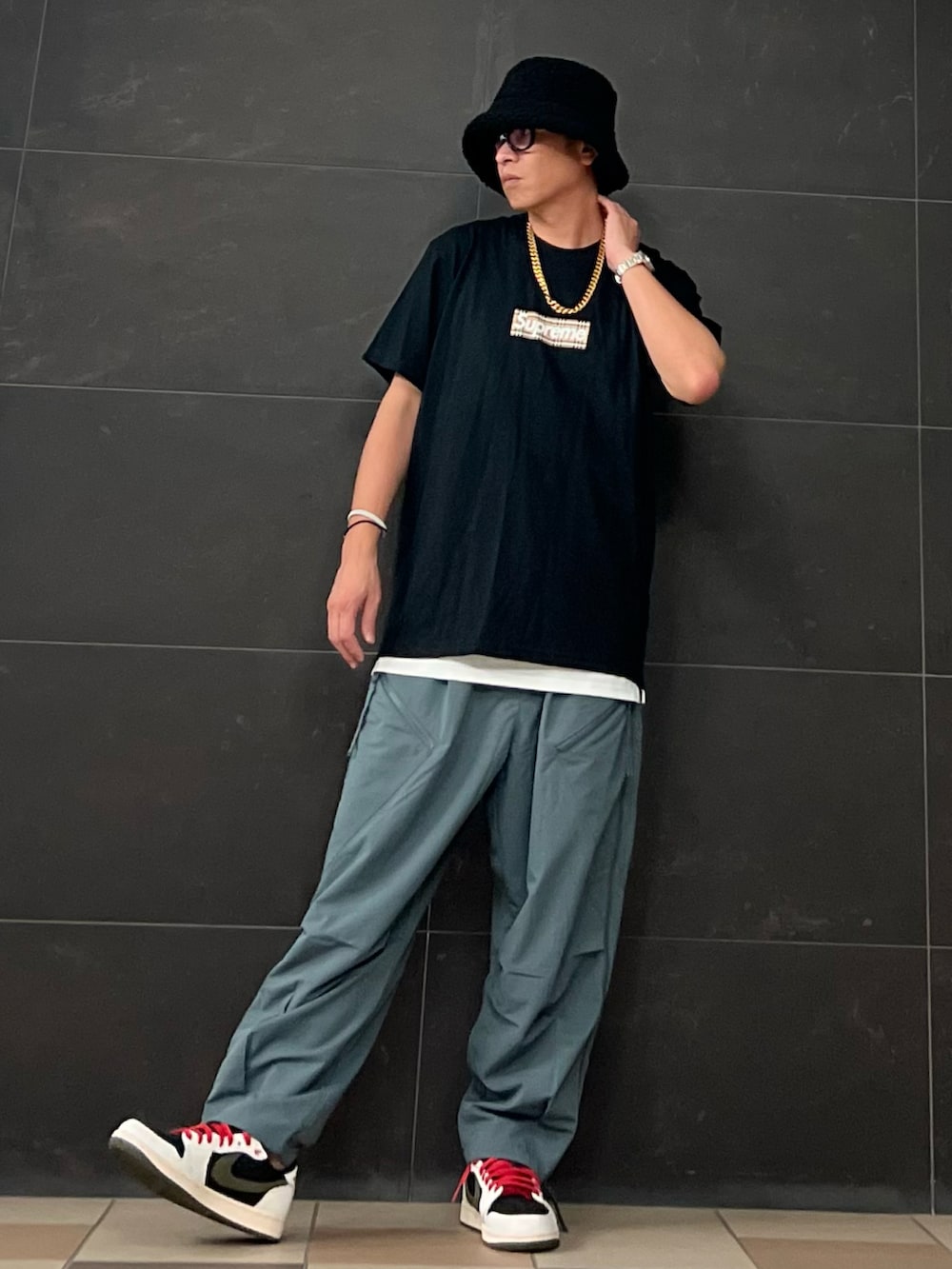 グレー系のその他パンツ、ブラック系のTシャツ/カットソー、ブラック系のTシャツ/カットソーを着用したメンズの秋コーディネートの5枚目の写真