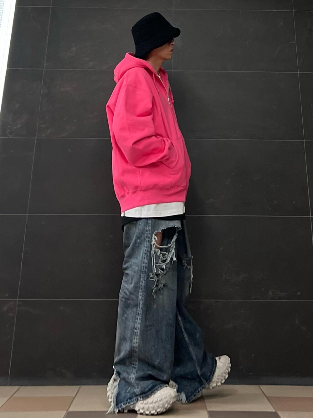 ピンク系のパーカー、ブラック系のタンクトップ、ホワイト系のTシャツ/カットソーを着用したメンズの秋コーディネートの4枚目の写真