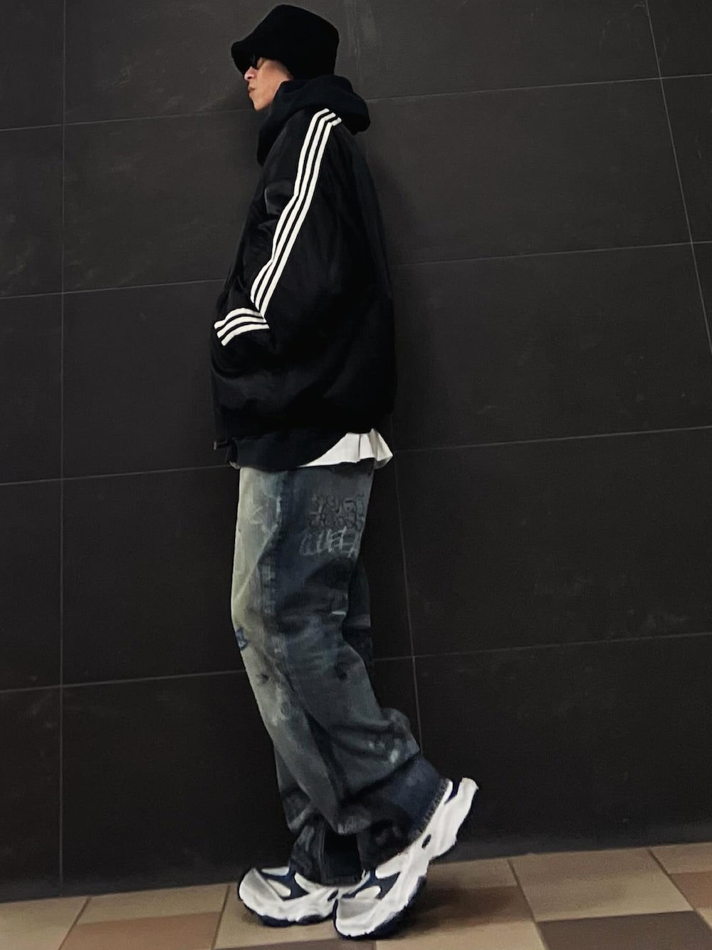 ブルー系のデニムパンツ、ブラック系のMA-1、ブラック系のMA-1を着用したメンズの春コーディネートの3枚目の写真