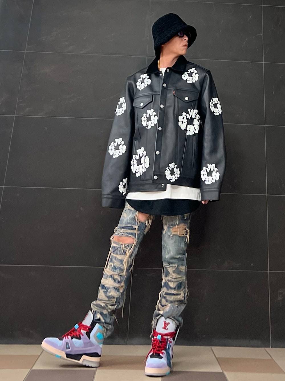 ブルー系のデニムパンツ、その他のスニーカー、ブラック系のブルゾンを着用したメンズの冬コーディネートの2枚目の写真