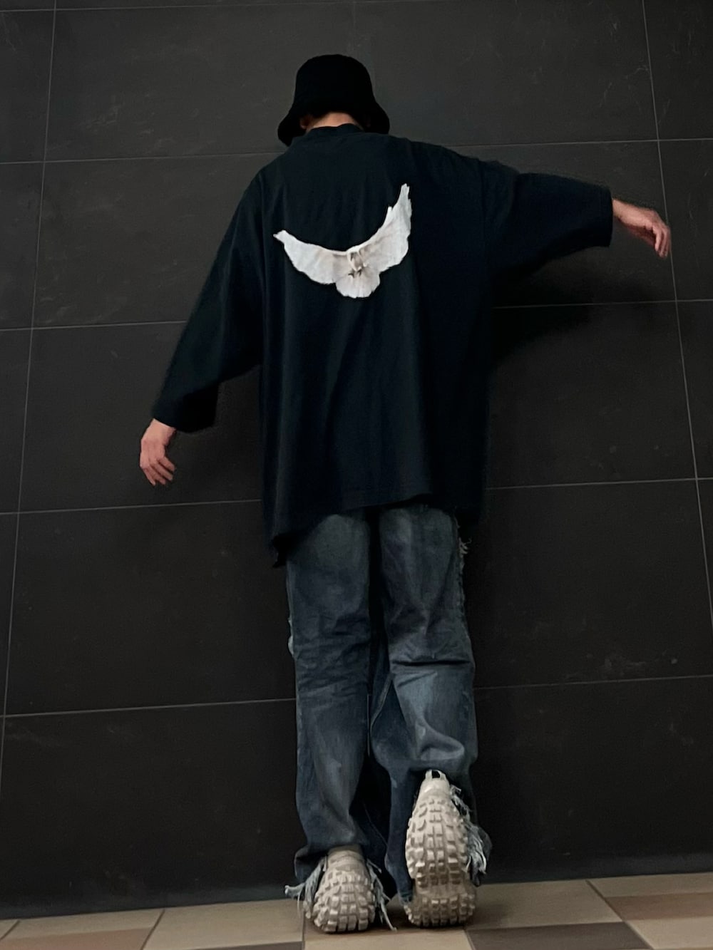 ブラック系のTシャツ/カットソー、ブラック系のTシャツ/カットソー、ブルー系のデニムパンツを着用したメンズの秋コーディネートの4枚目の写真