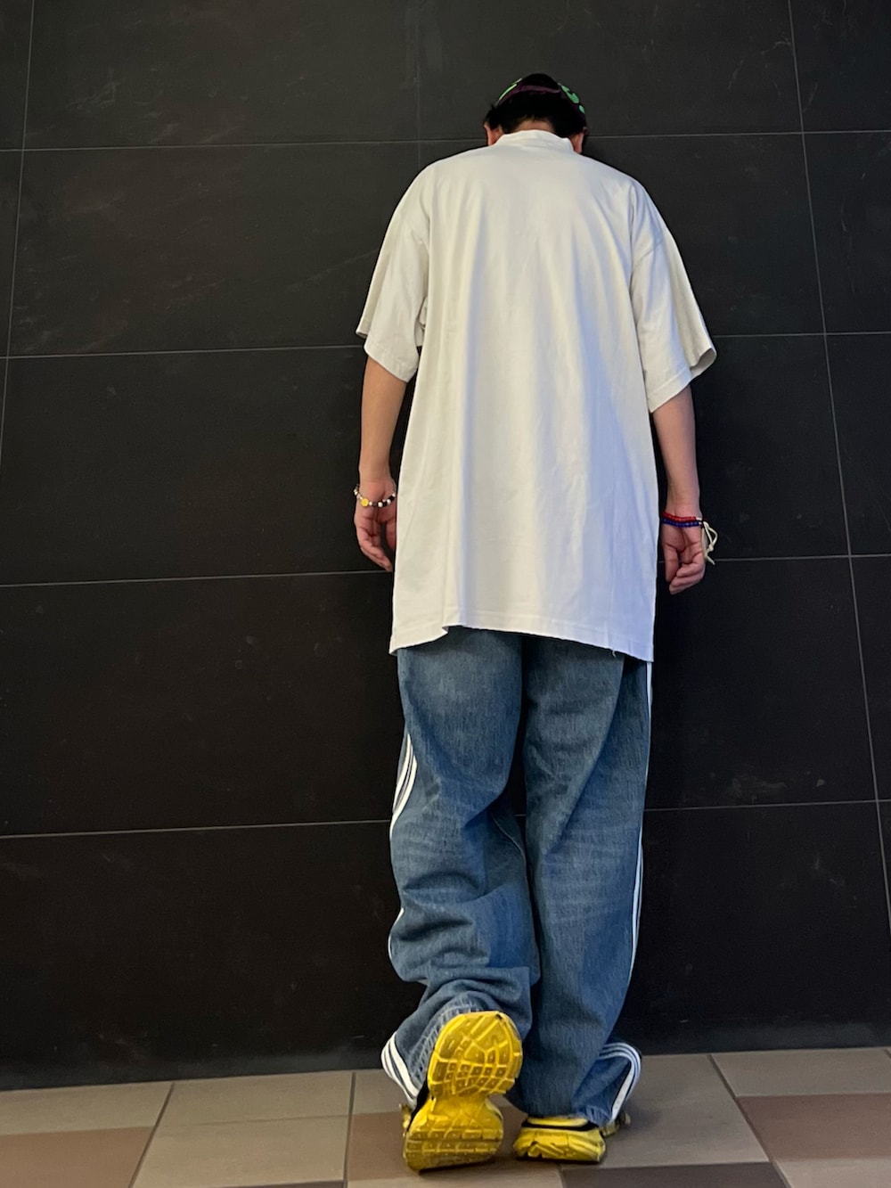 ホワイト系のTシャツ/カットソー、ブルー系のデニムパンツ、ブルー系のデニムパンツを着用したメンズの夏コーディネートの4枚目の写真