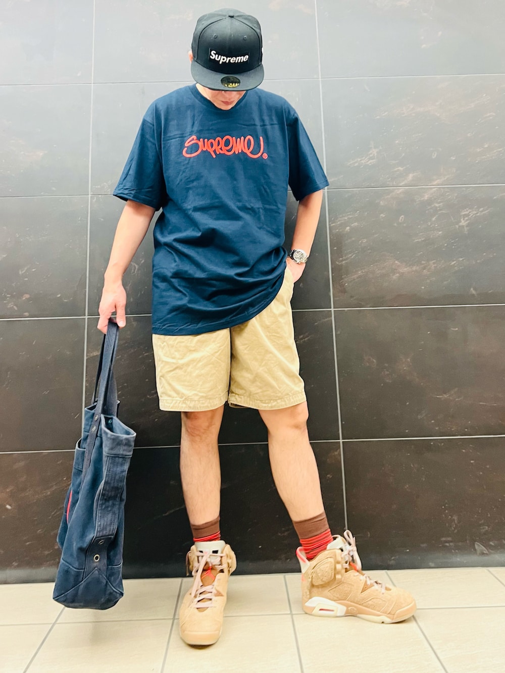 ブルー系のTシャツ/カットソー、ブルー系のトートバッグ、ベージュ系のその他パンツを着用したメンズの夏コーディネートの2枚目の写真