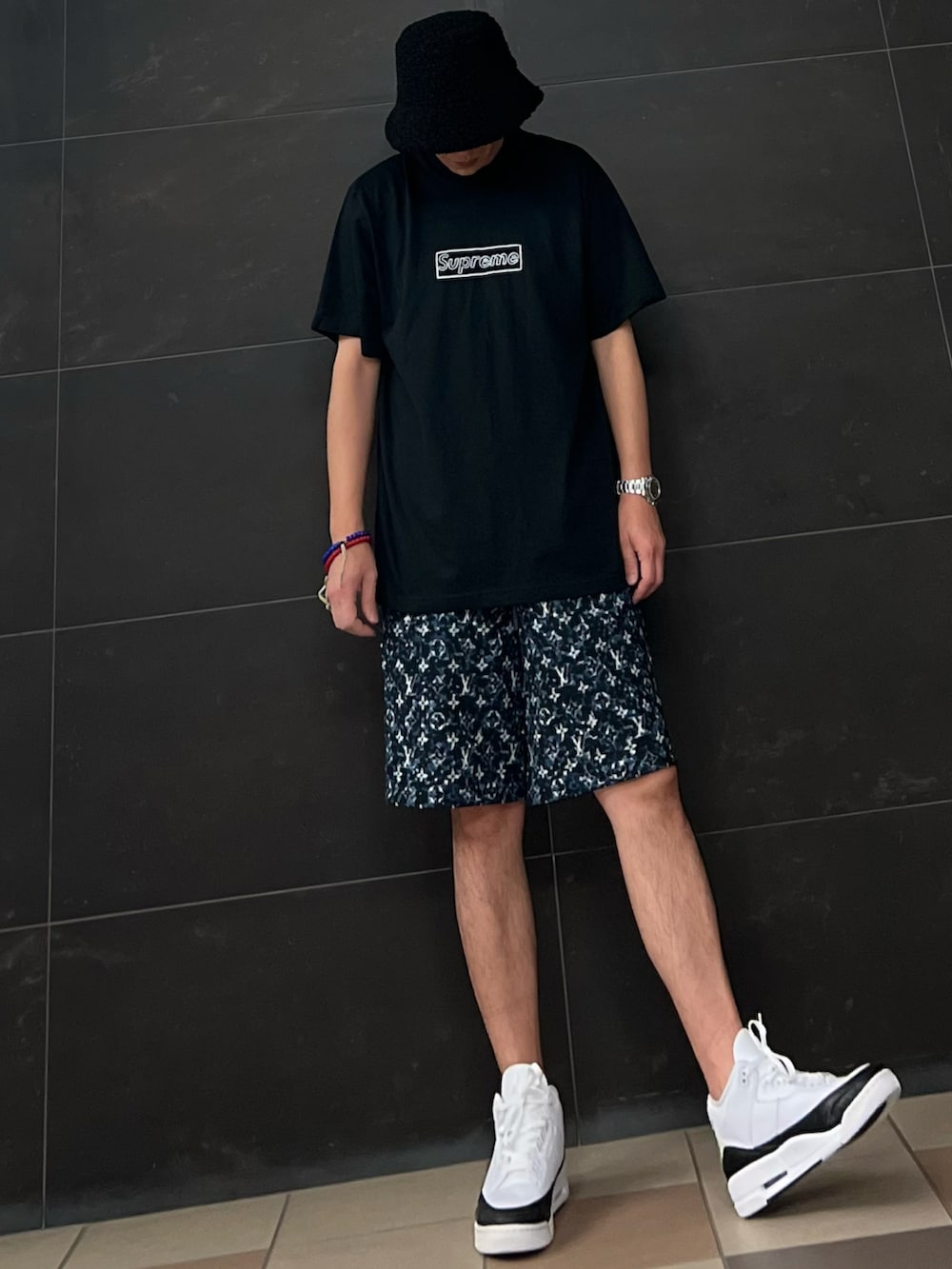 ブラック系のTシャツ/カットソー、ブルー系のスウェットパンツ、ホワイト系のスニーカーを着用したメンズの夏コーディネートの2枚目の写真