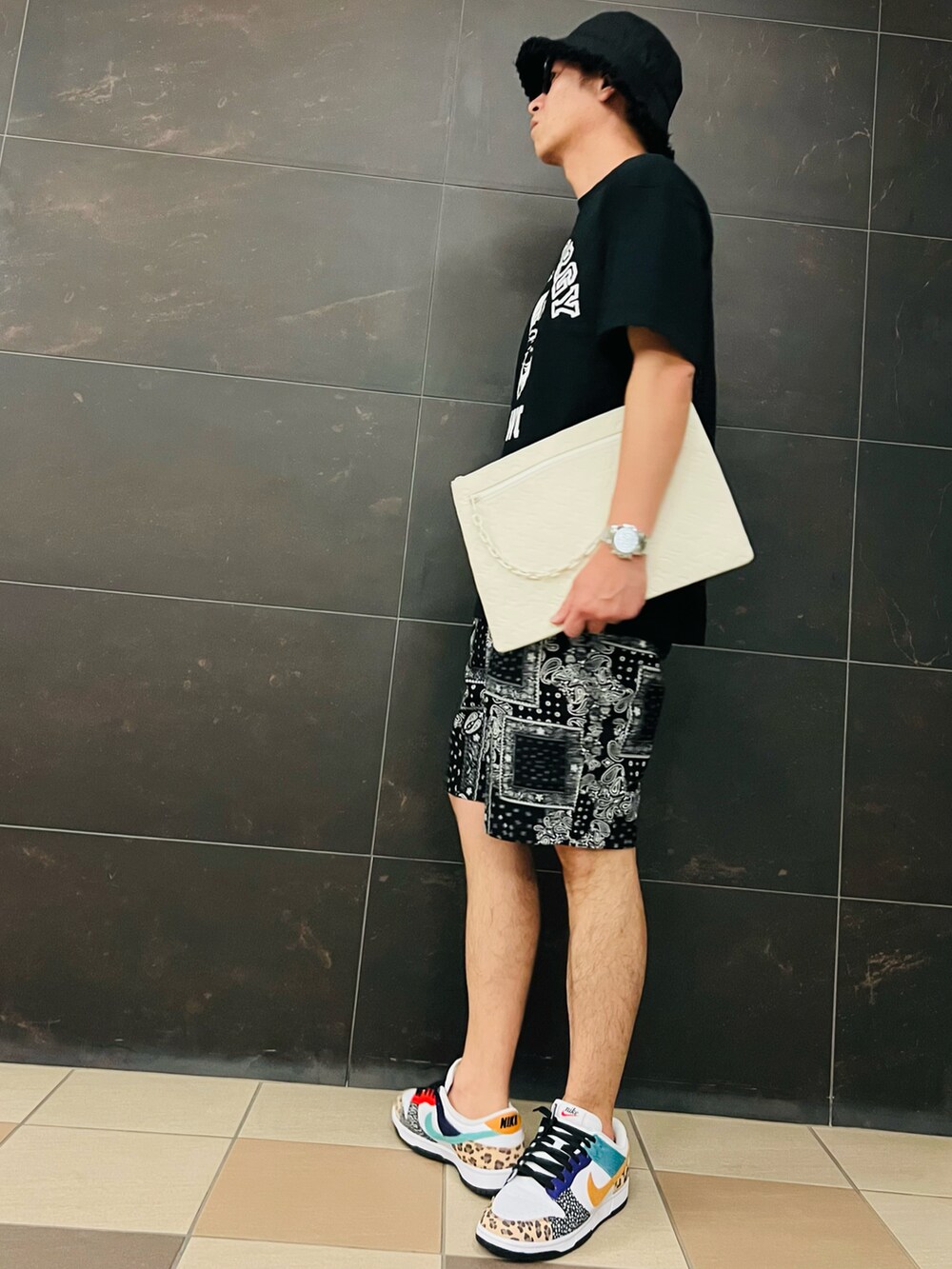 その他のその他パンツ、ブラック系のTシャツ/カットソー、ホワイト系のハンドバッグを着用したメンズの夏コーディネートの3枚目の写真