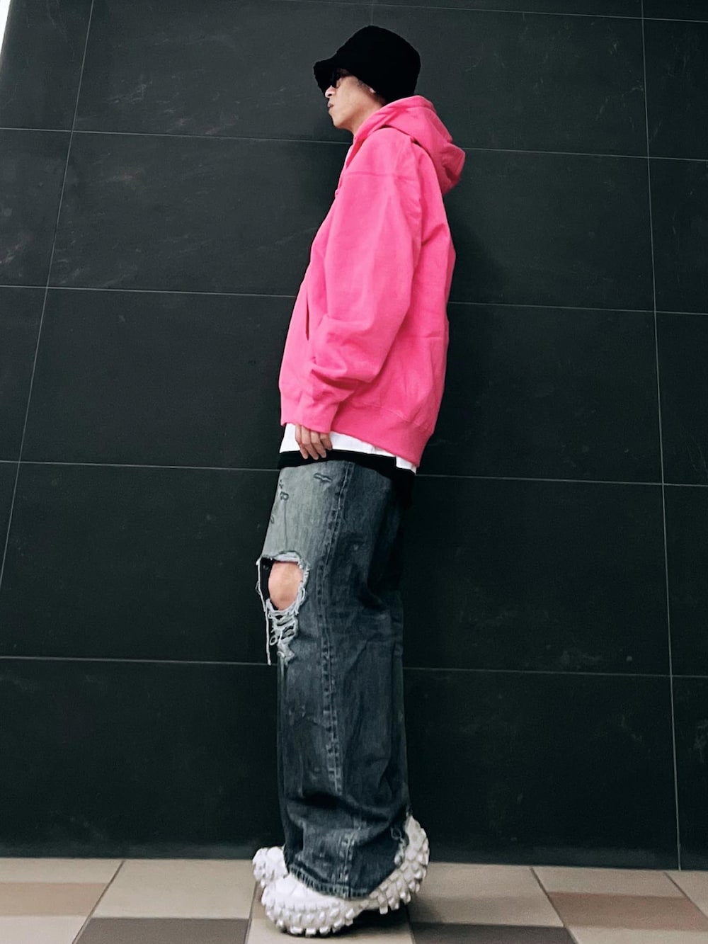 ピンク系のパーカー、ブラック系のタンクトップ、ホワイト系のTシャツ/カットソーを着用したメンズの秋コーディネートの5枚目の写真