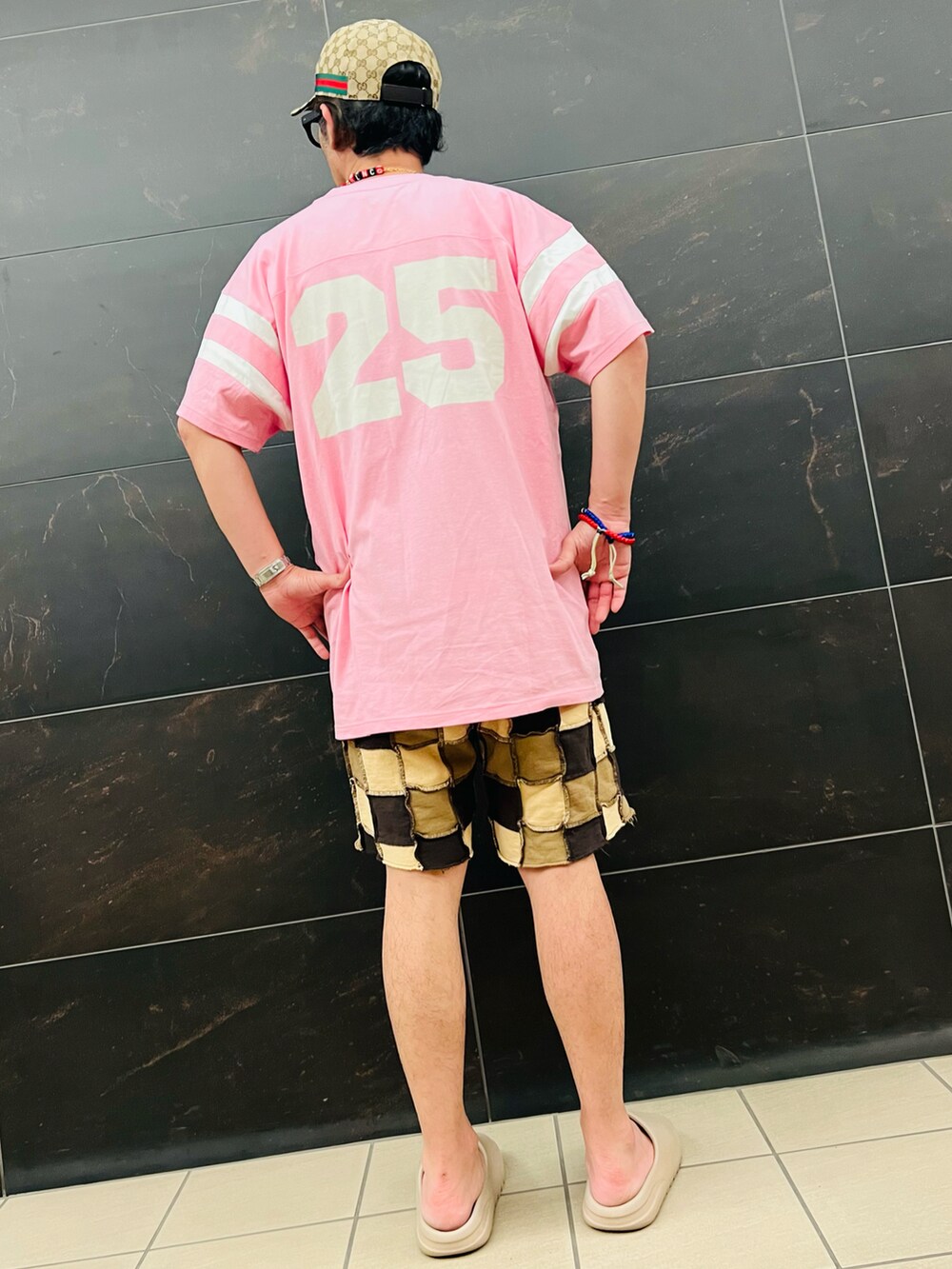 ピンク系のTシャツ/カットソー、ブラウン系のスウェットパンツ、ベージュ系のスニーカーを着用したメンズの夏コーディネートの4枚目の写真