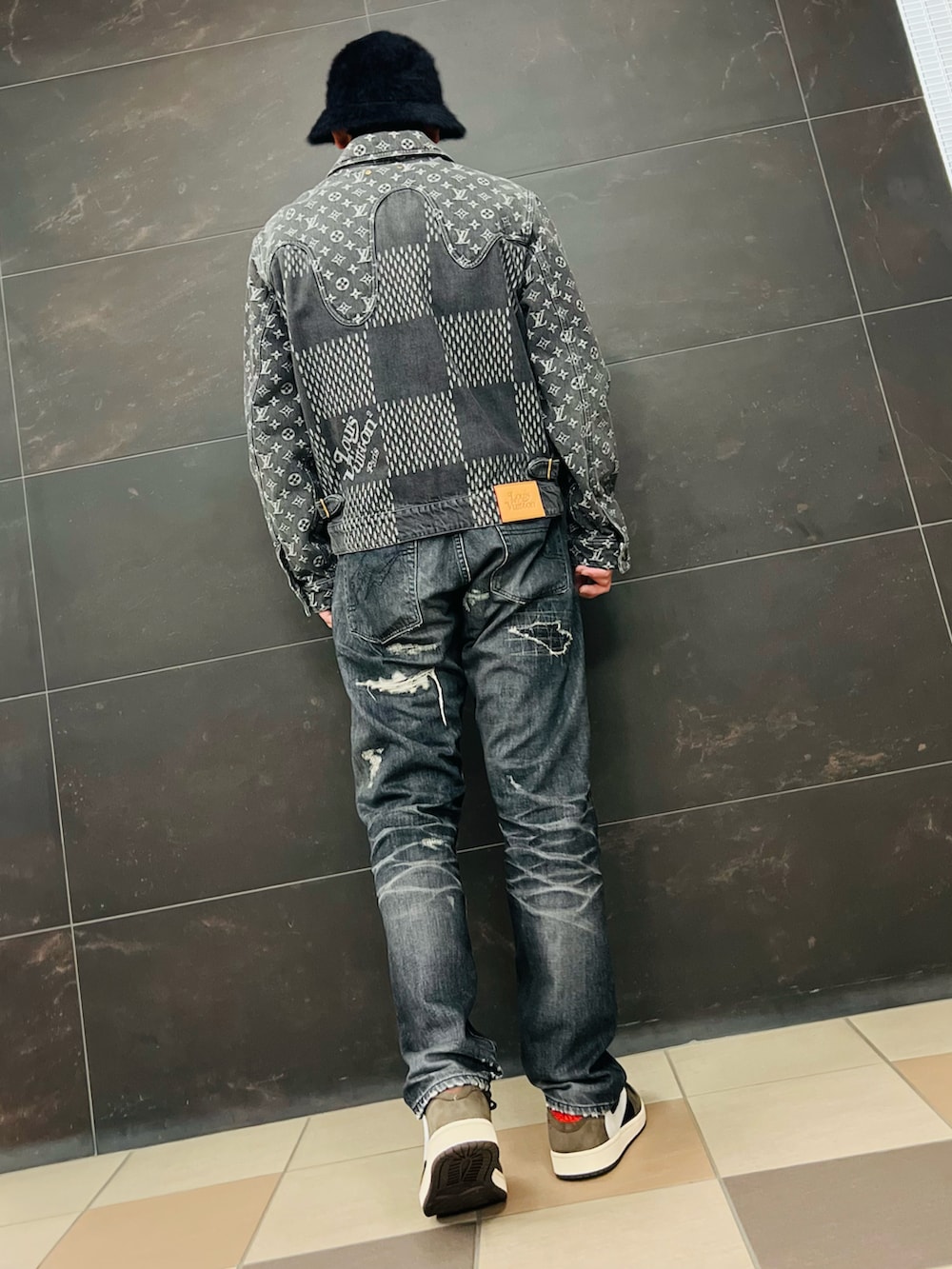ブラック系のデニムジャケット、ブラック系のデニムジャケット、ブラウン系のスニーカーを着用したメンズの秋コーディネートの3枚目の写真