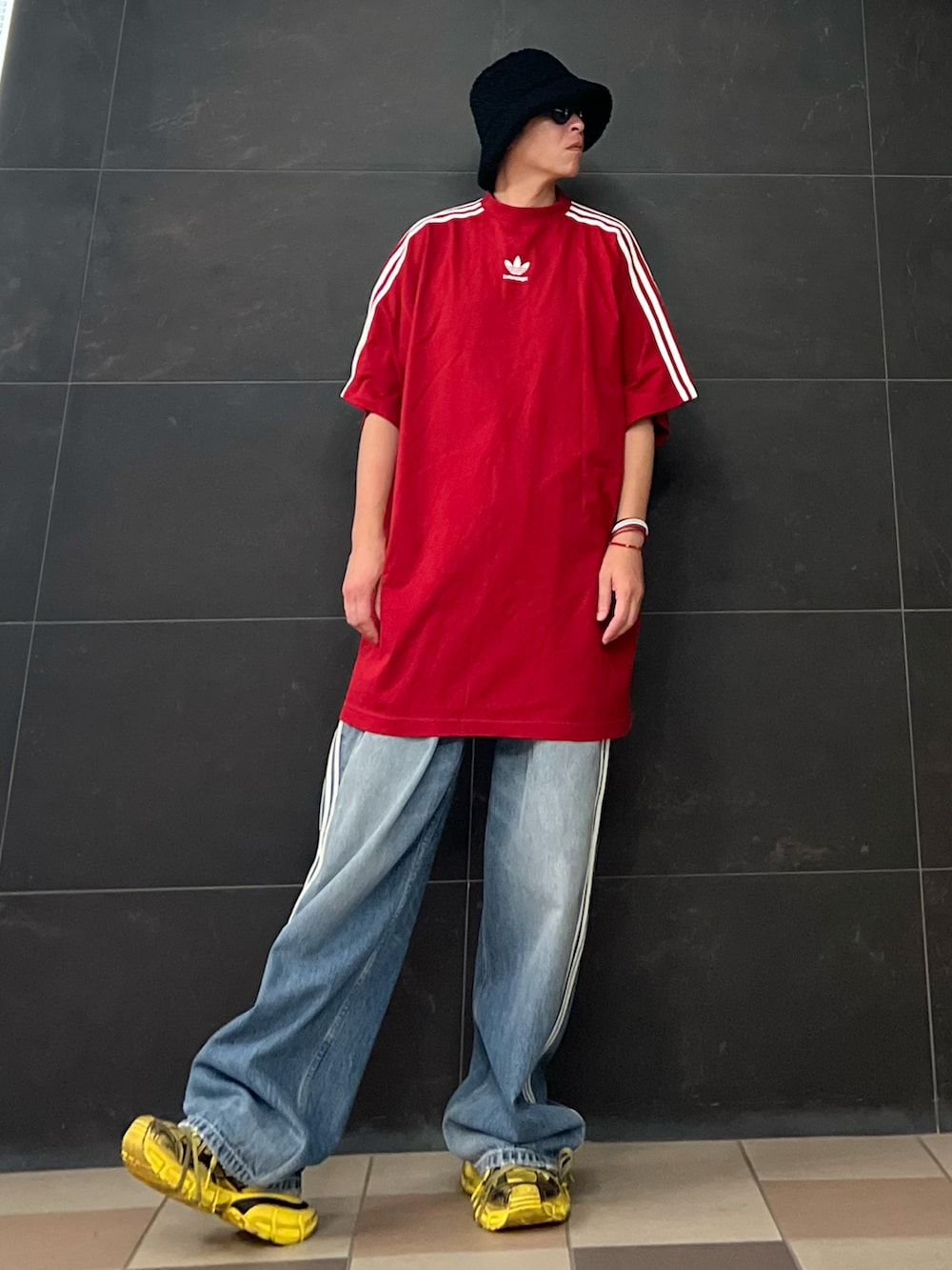 レッド系のTシャツ/カットソー、レッド系のTシャツ/カットソー、ブルー系のデニムパンツを着用したメンズの夏コーディネートの4枚目の写真