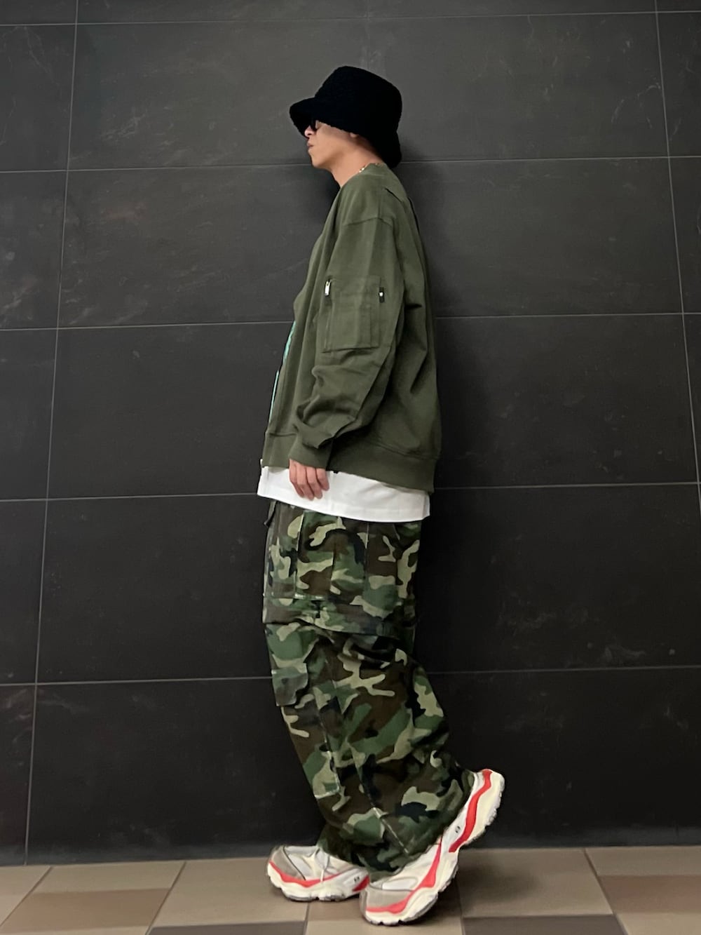 グリーン系のスウェット、ホワイト系のTシャツ/カットソー、グリーン系のカーゴパンツを着用したメンズの春コーディネートの2枚目の写真