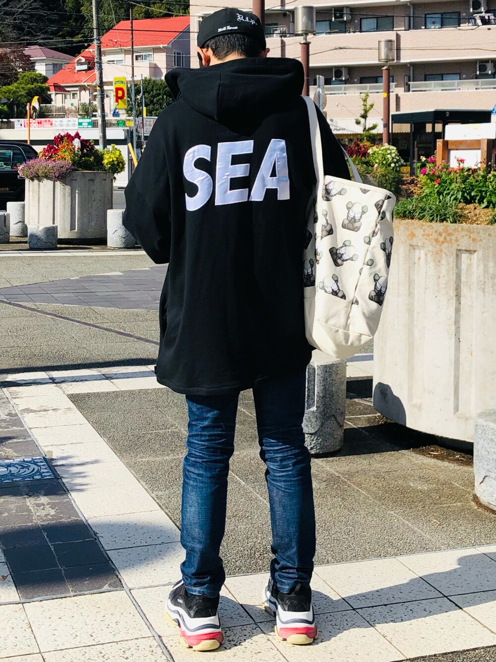 ブラック系のTシャツ/カットソー、ブラック系のTシャツ/カットソー、ブラック系のパーカーを着用したメンズの秋コーディネートの2枚目の写真