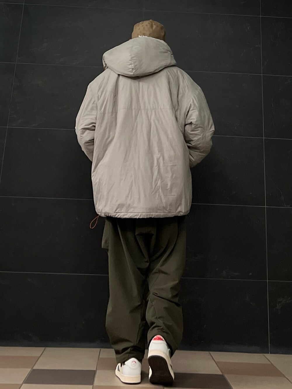 グリーン系のカーゴパンツ、シルバー系のダウンジャケット/コート、グレー系のスニーカーを着用したメンズの冬コーディネートの4枚目の写真