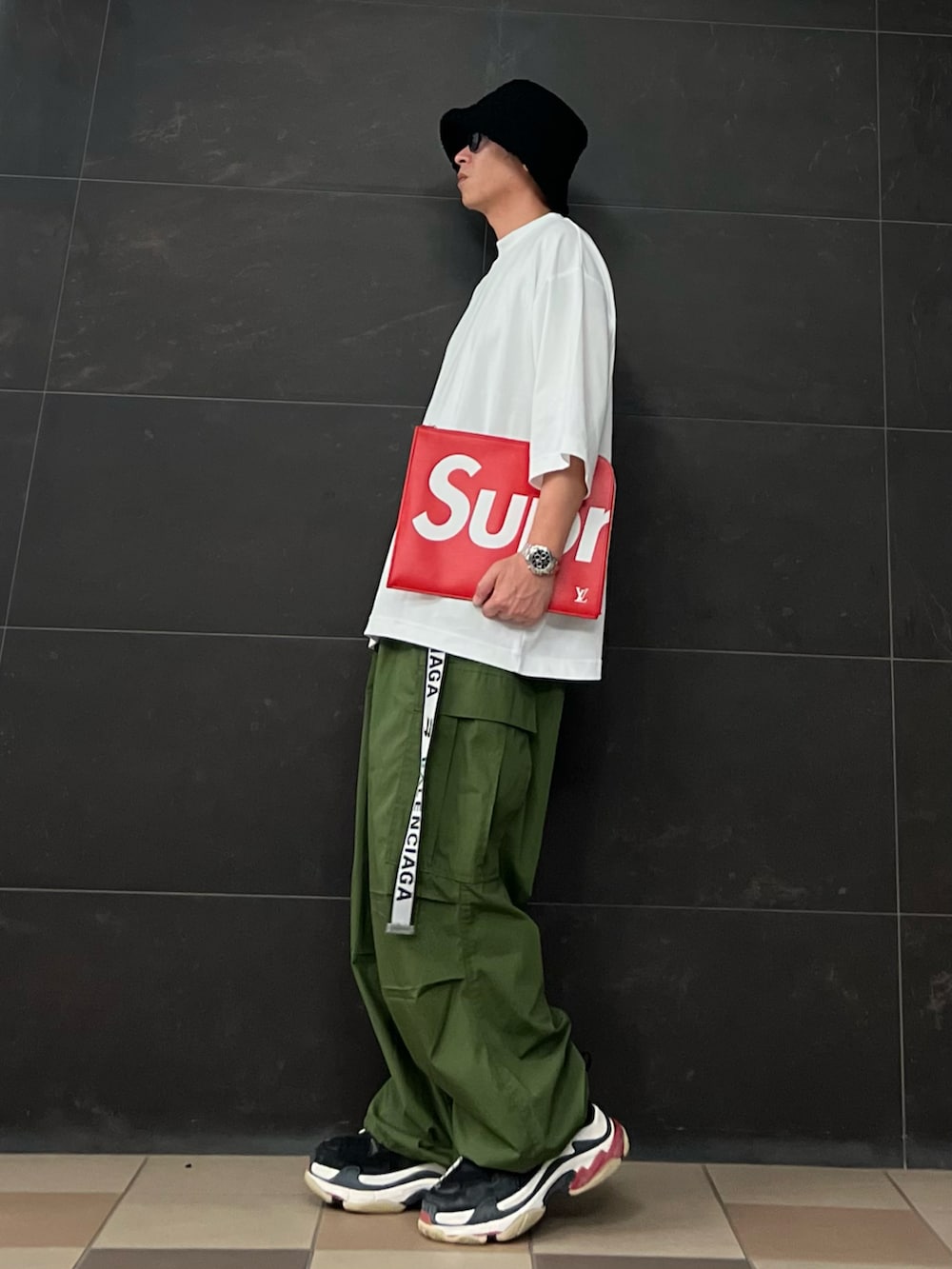 ホワイト系のTシャツ/カットソー、レッド系のクラッチバッグ、レッド系のクラッチバッグを着用したメンズの夏コーディネートの3枚目の写真