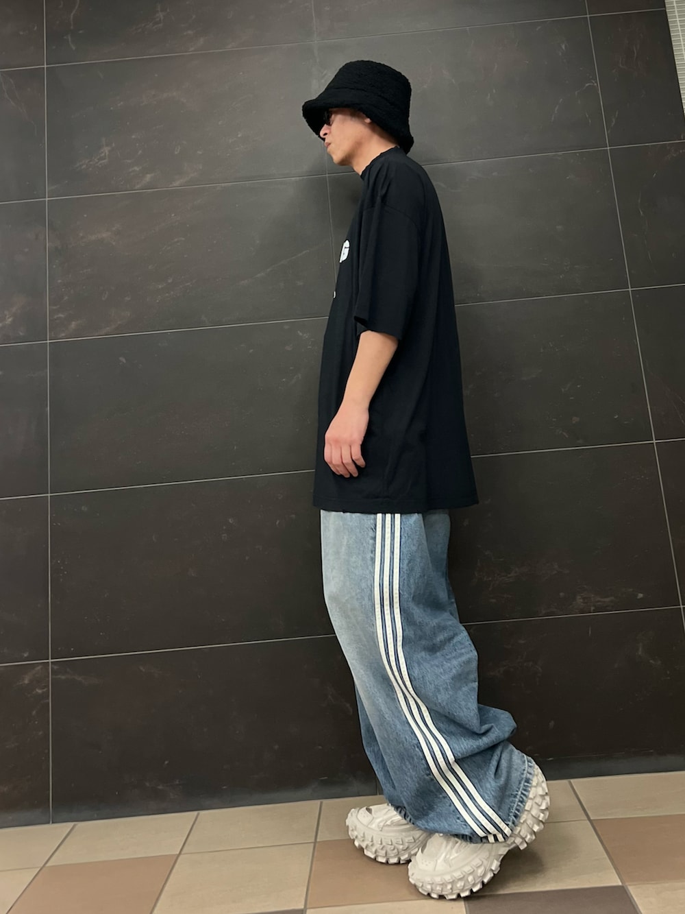 ブルー系のデニムパンツ、ブルー系のデニムパンツ、ベージュ系のスニーカーを着用したメンズの夏コーディネートの4枚目の写真