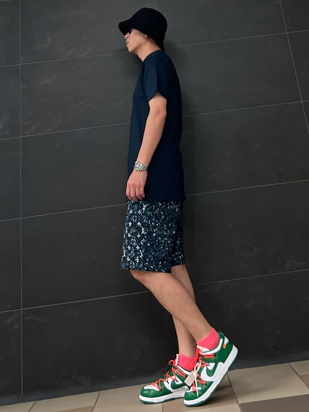 ブルー系のTシャツ/カットソー、ブルー系のスウェットパンツ、グリーン系のスニーカーを着用したメンズの夏コーディネートの3枚目の写真