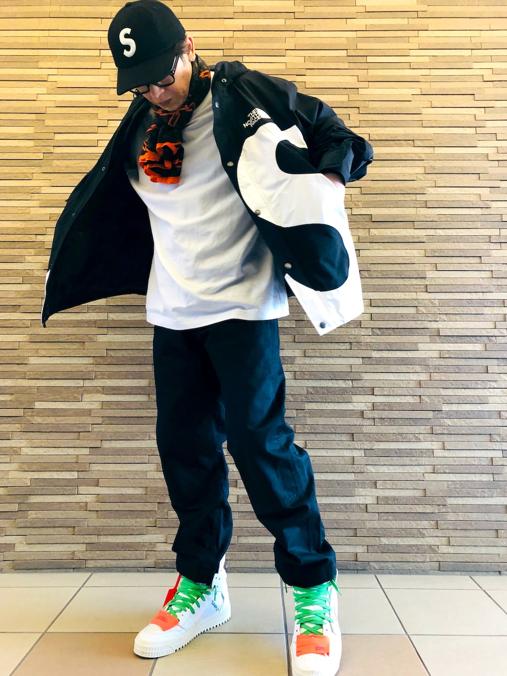 ブラック系のマウンテンパーカー、ブラック系のマウンテンパーカー、ホワイト系のTシャツ/カットソーを着用したメンズの冬コーディネートの2枚目の写真