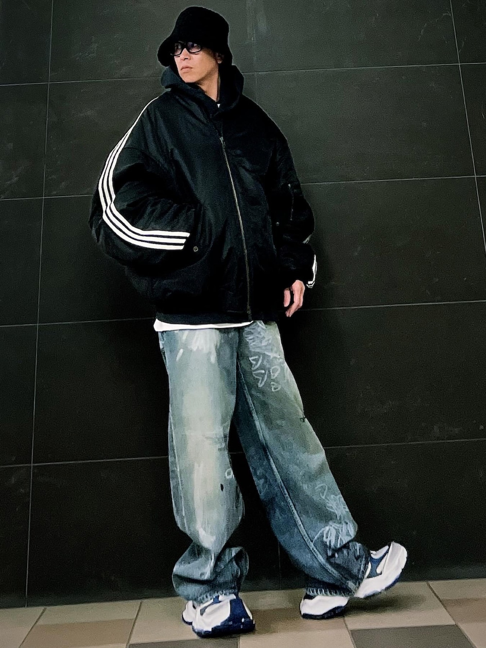 ブルー系のデニムパンツ、ブラック系のMA-1、ブラック系のMA-1を着用したメンズの春コーディネートの2枚目の写真