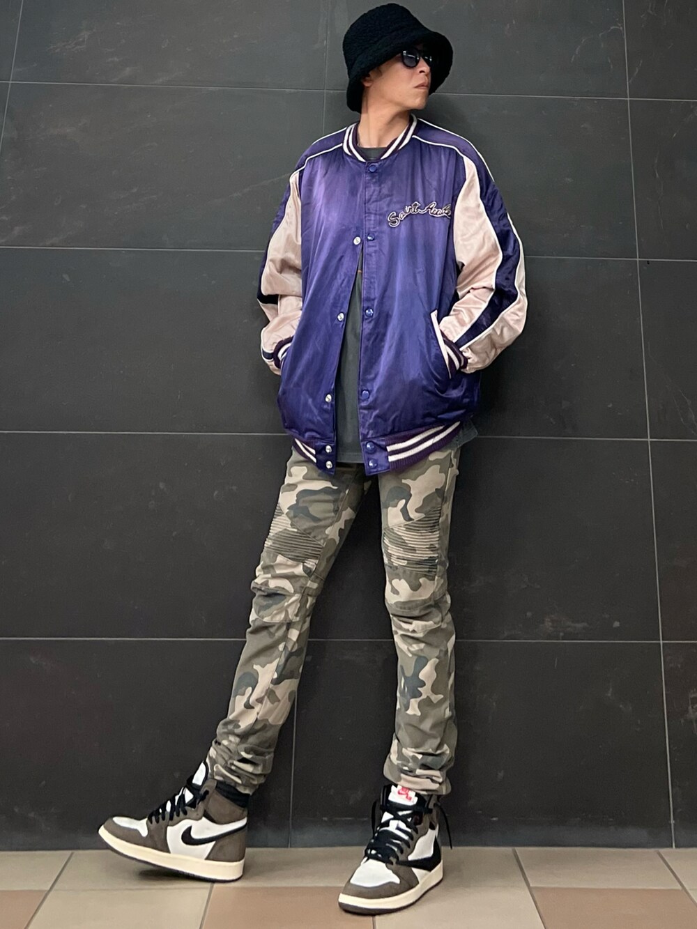 パープル系のスカジャン、グレー系のTシャツ/カットソー、グリーン系のその他パンツを着用したメンズの夏コーディネートの3枚目の写真