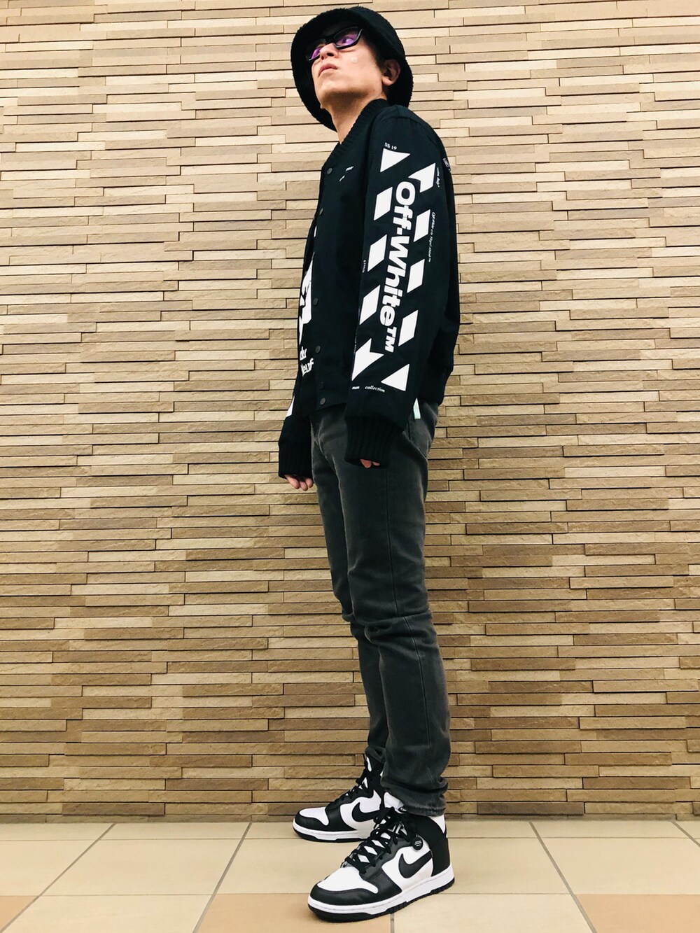 ブラック系のTシャツ/カットソー、ブラック系のTシャツ/カットソー、ブラック系のブルゾンを着用したメンズの春コーディネートの2枚目の写真