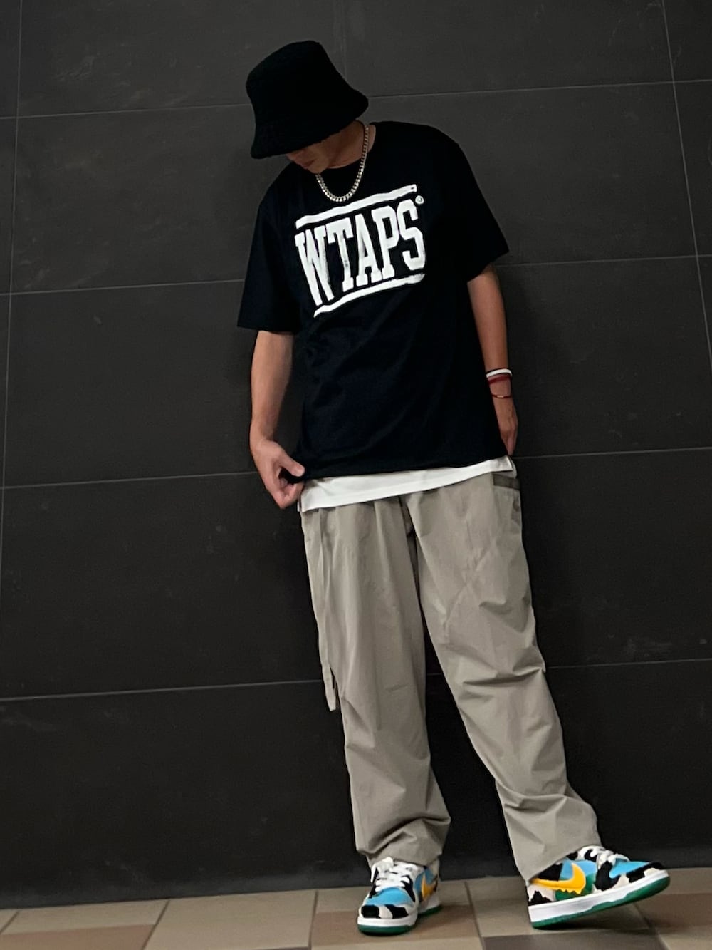 ブラック系のTシャツ/カットソー、ホワイト系のタンクトップ、ベージュ系のカーゴパンツを着用したメンズの秋コーディネートの2枚目の写真