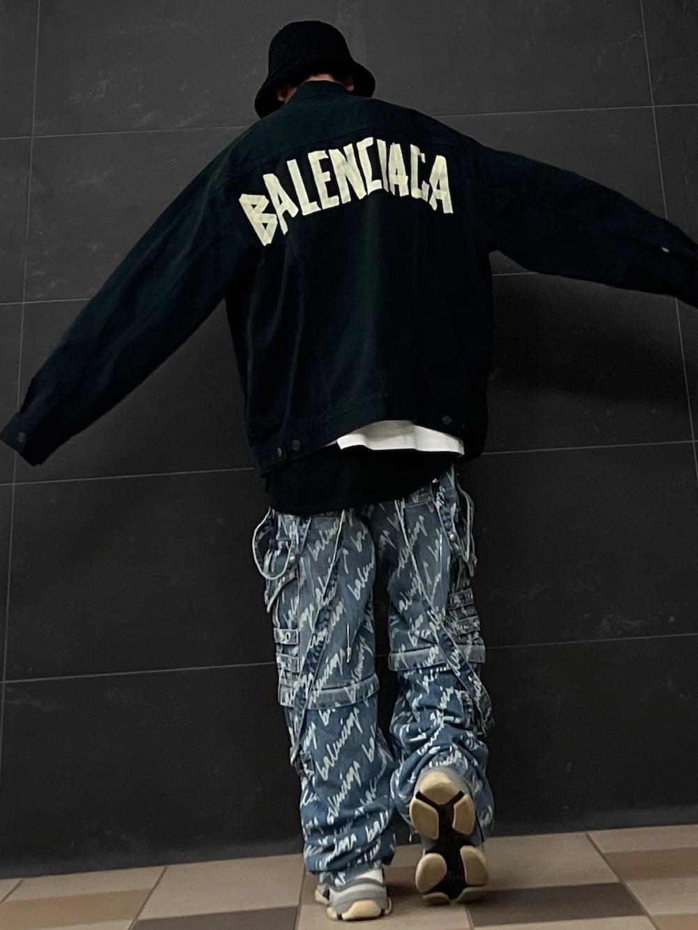 ホワイト系のTシャツ/カットソー、ブラック系のタンクトップ、ブルー系のデニムパンツを着用したメンズの冬コーディネートの2枚目の写真