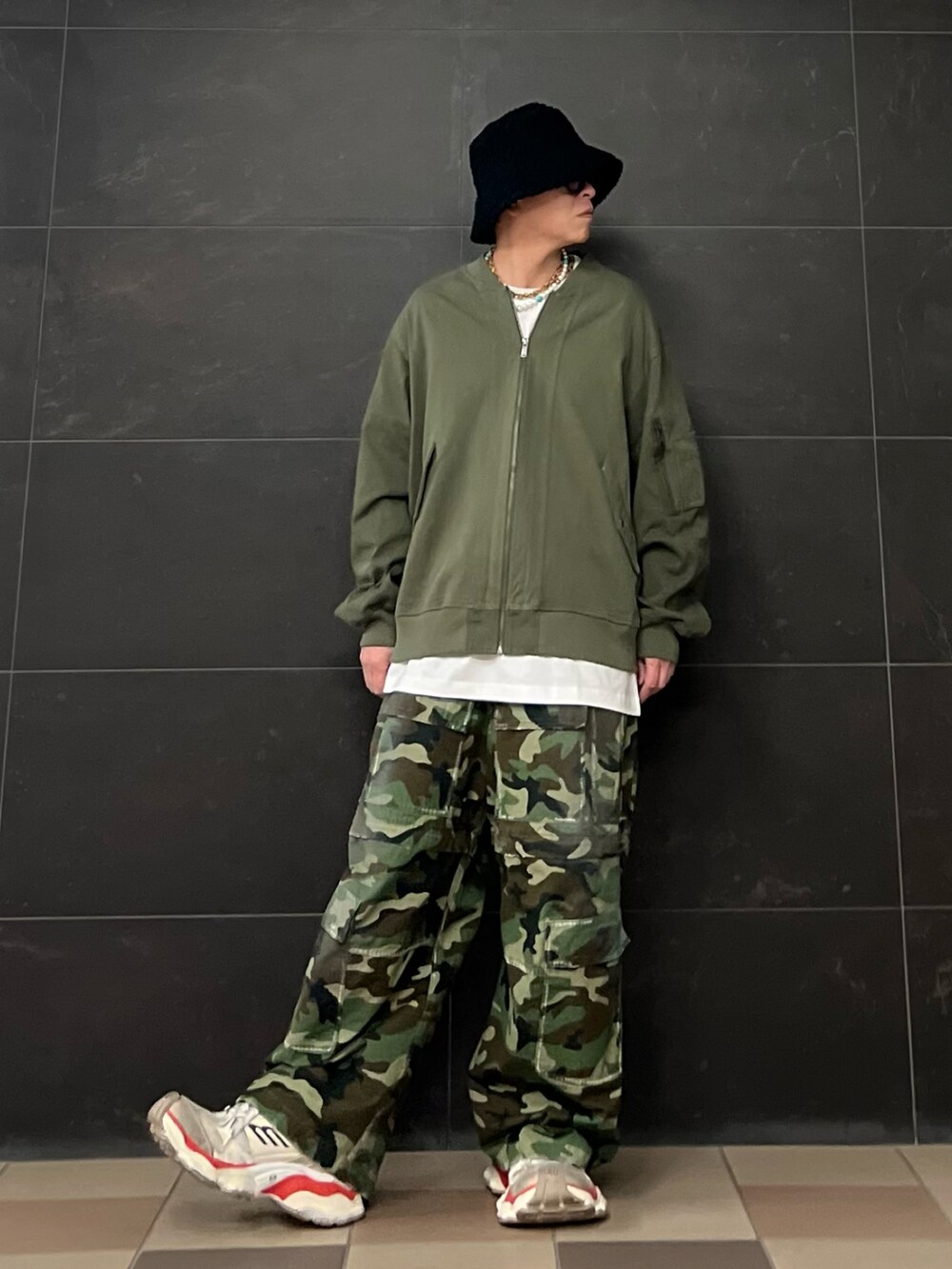 グリーン系のスウェット、ホワイト系のTシャツ/カットソー、グリーン系のカーゴパンツを着用したメンズの春コーディネートの5枚目の写真