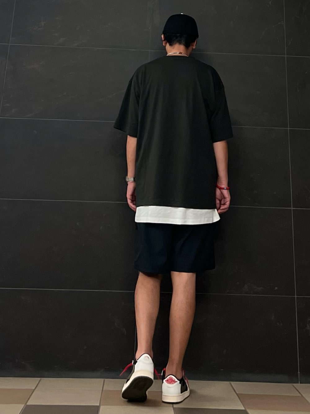 ホワイト系のスニーカー、ブラック系のその他パンツ、グレー系のTシャツ/カットソーを着用したメンズの秋コーディネートの2枚目の写真