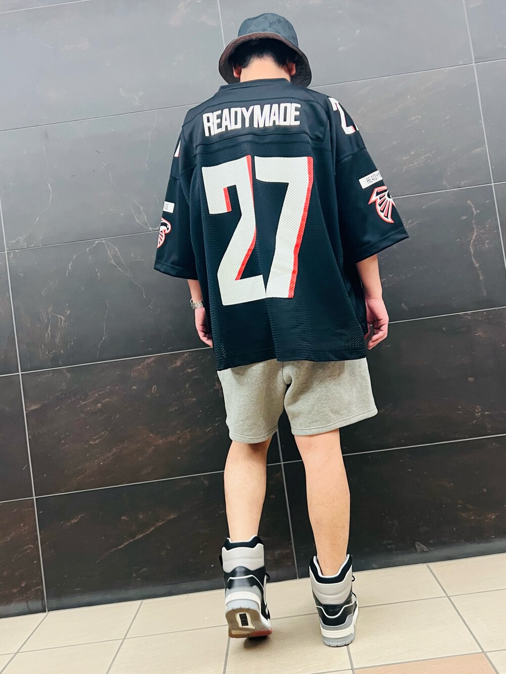 ブラック系のその他トップス、ベージュ系のスウェットパンツ、ブラック系のスニーカーを着用したメンズの春コーディネートの4枚目の写真