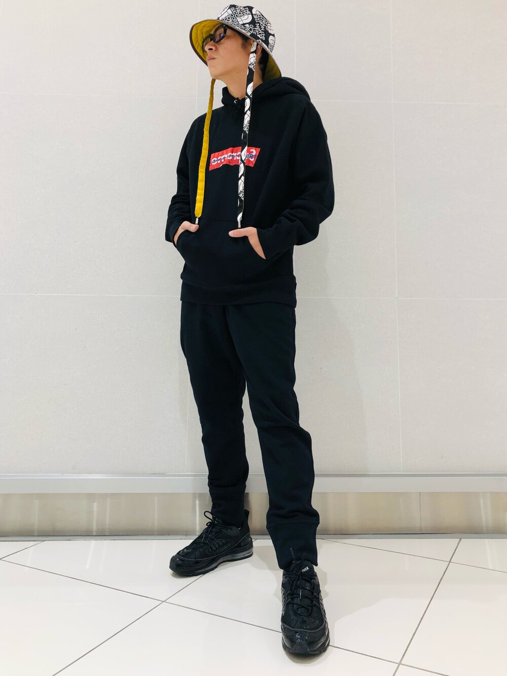 ブラック系のスウェットパンツ、ブラック系のパーカー、ブラック系のパーカーを着用したメンズの秋コーディネートの3枚目の写真