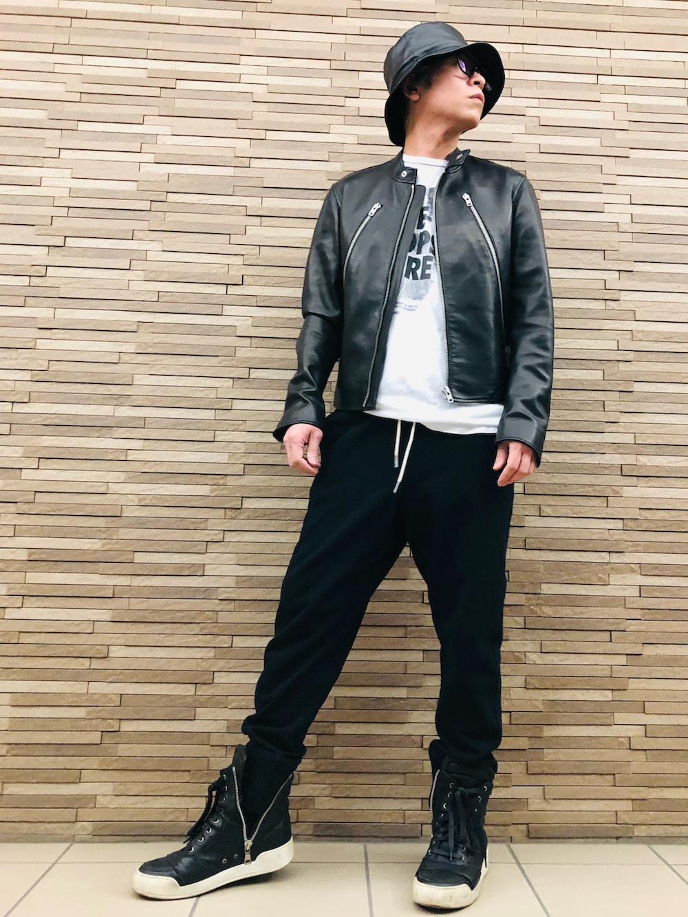 その他のライダースジャケット、ブラック系のスウェットパンツ、ブラック系のスニーカーを着用したメンズの春コーディネートの2枚目の写真