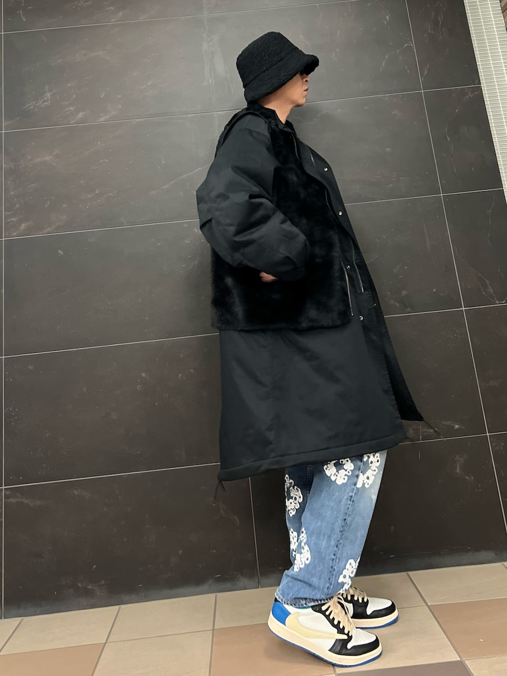 ブルー系のデニムパンツ、ブルー系のスニーカー、ブラック系のモッズコートを着用したメンズの冬コーディネートの4枚目の写真