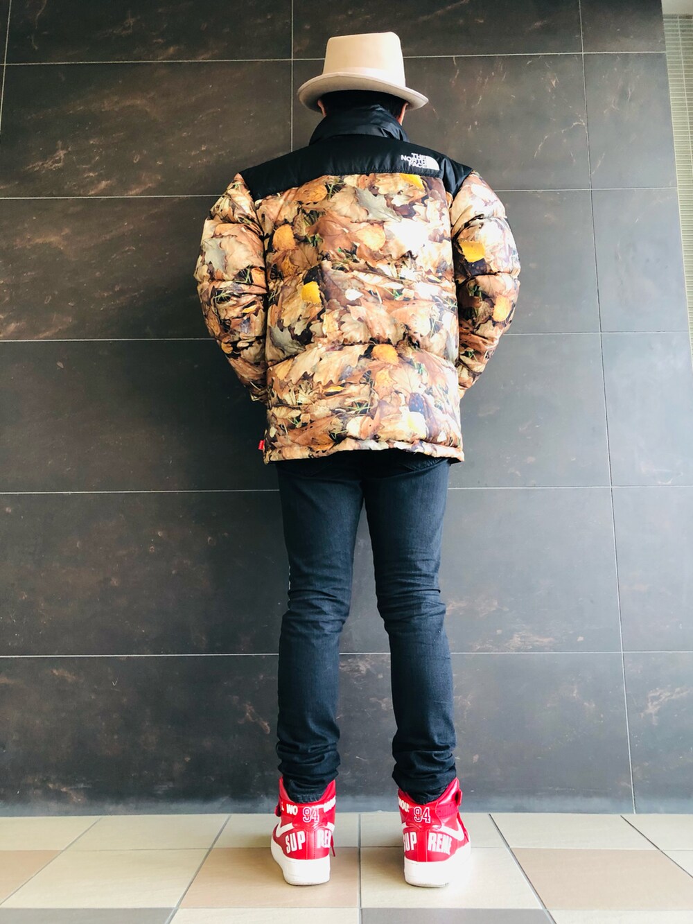 ベージュ系のダウンジャケット/コート、ブラウン系のスウェット、ブラック系のデニムパンツを着用したメンズの冬コーディネートの3枚目の写真