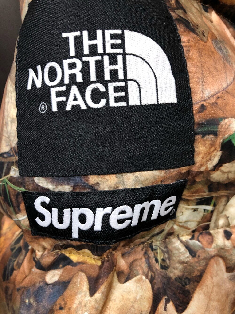 ベージュ系のダウンジャケット/コート、ブラウン系のスウェット、ブラック系のデニムパンツを着用したメンズの冬コーディネートの5枚目の写真