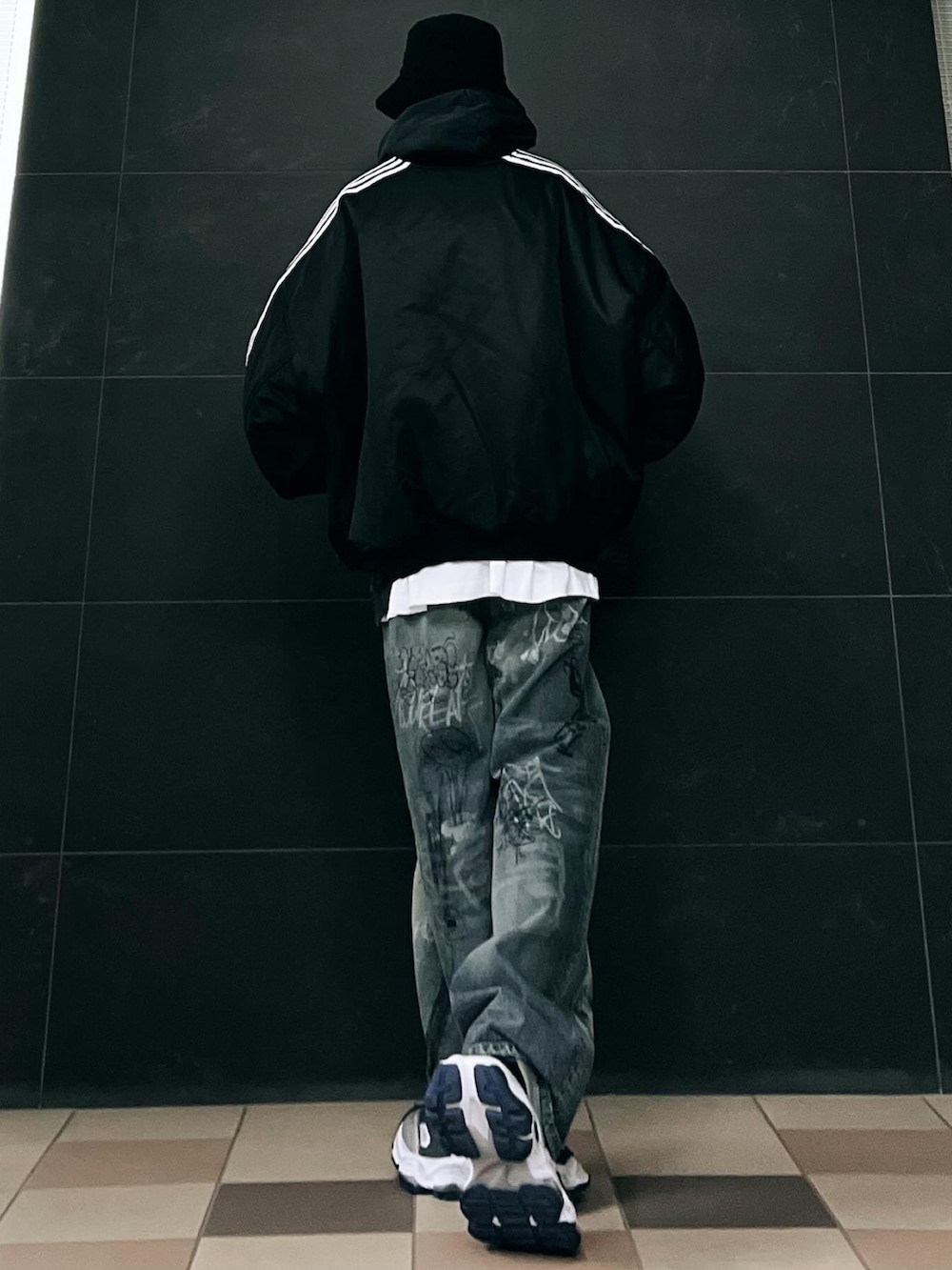 ブルー系のデニムパンツ、ブラック系のMA-1、ブラック系のMA-1を着用したメンズの春コーディネートの4枚目の写真