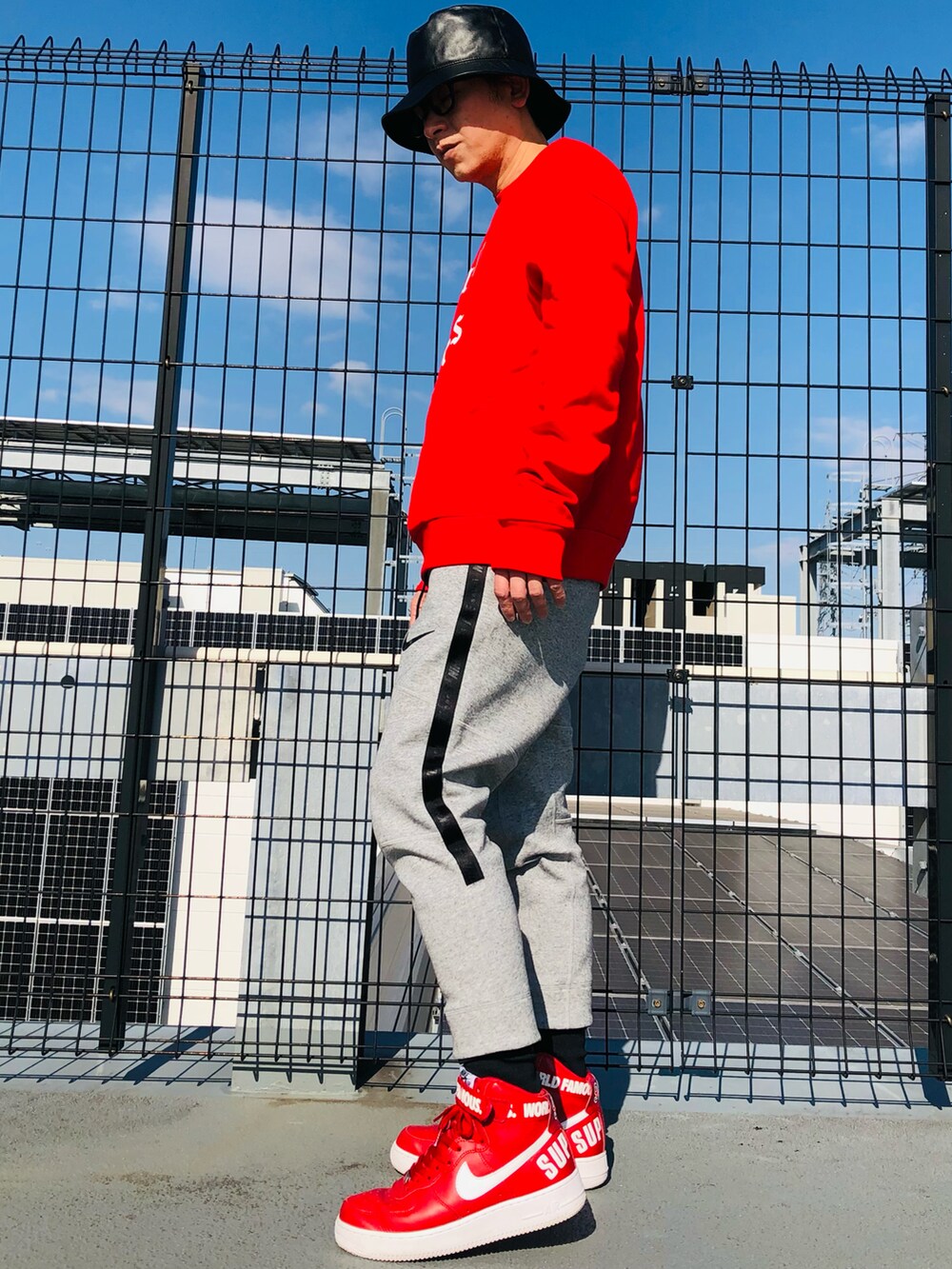 レッド系のスウェット、グレー系のスウェットパンツ、グレー系のスウェットパンツを着用したメンズの春コーディネートの2枚目の写真