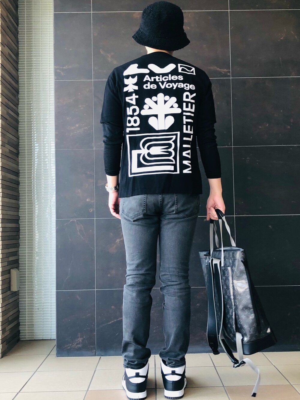 ブラック系のTシャツ/カットソー、ブラック系のTシャツ/カットソー、ブラック系のブルゾンを着用したメンズの春コーディネートの5枚目の写真