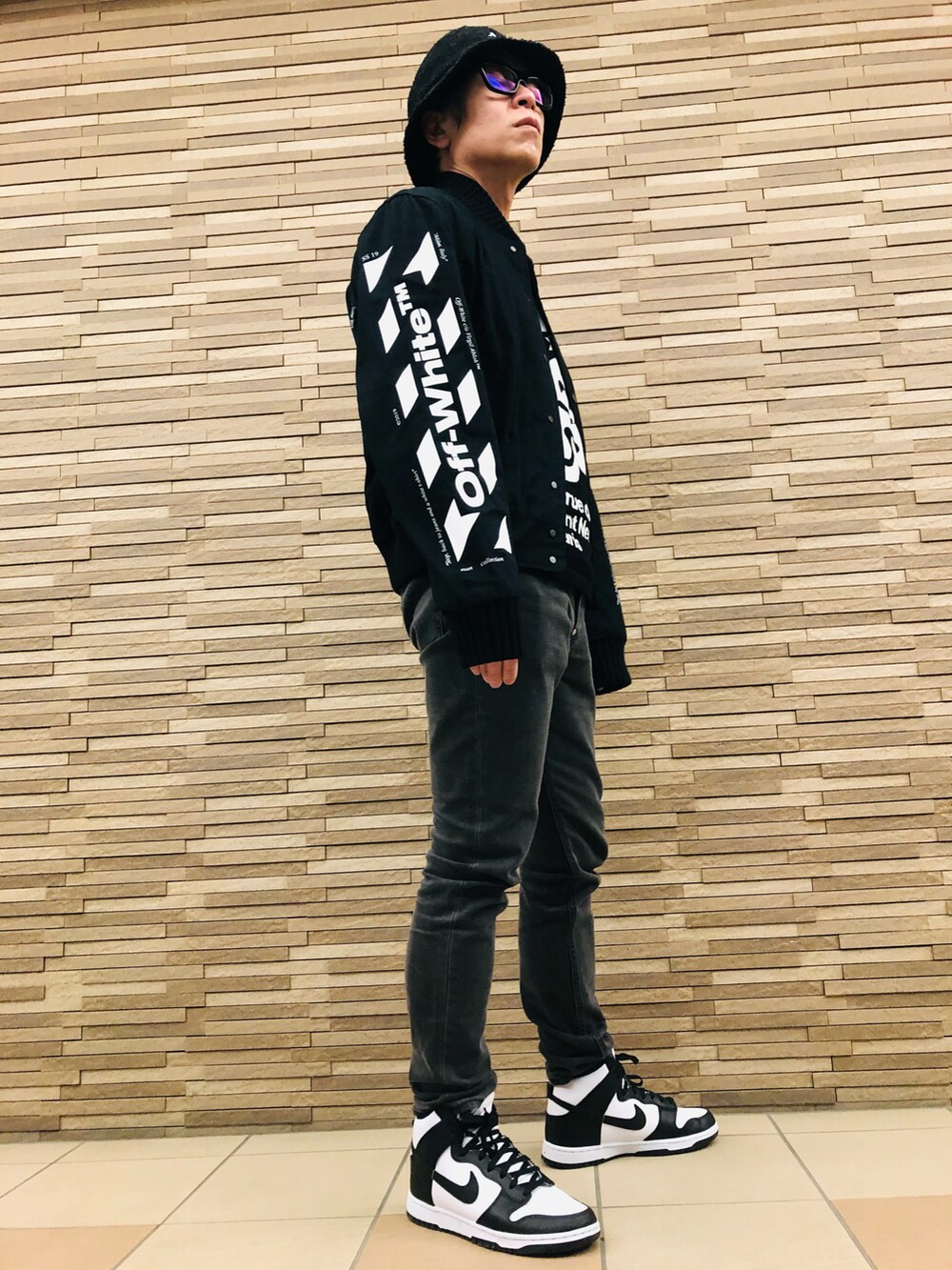 ブラック系のTシャツ/カットソー、ブラック系のTシャツ/カットソー、ブラック系のブルゾンを着用したメンズの春コーディネートの3枚目の写真