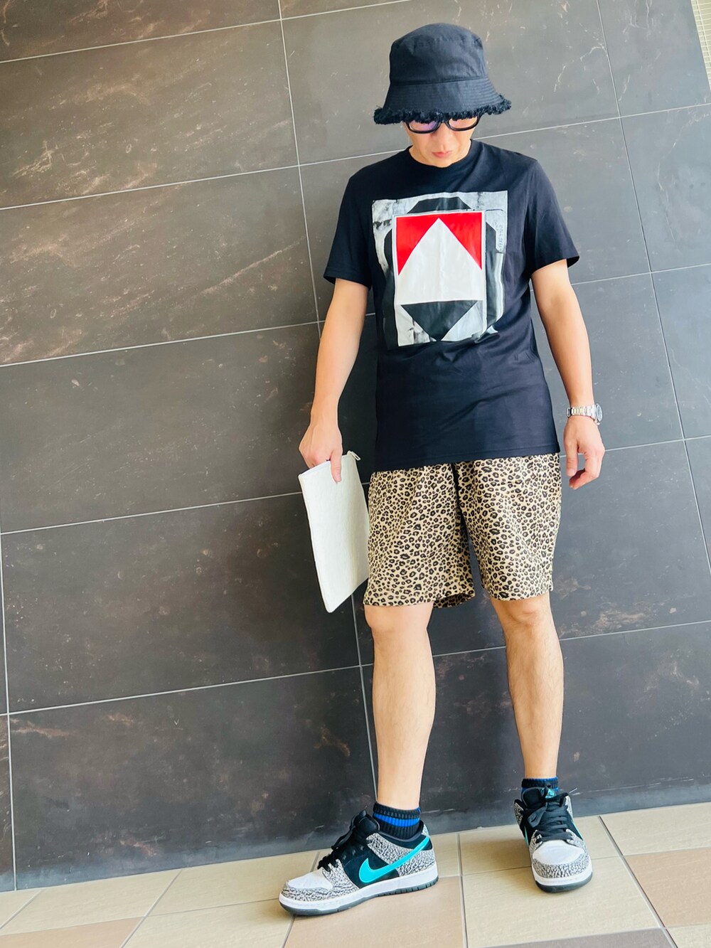 ベージュ系のその他パンツ、その他のスニーカー、ブラック系のTシャツ/カットソーを着用したメンズの夏コーディネートの3枚目の写真