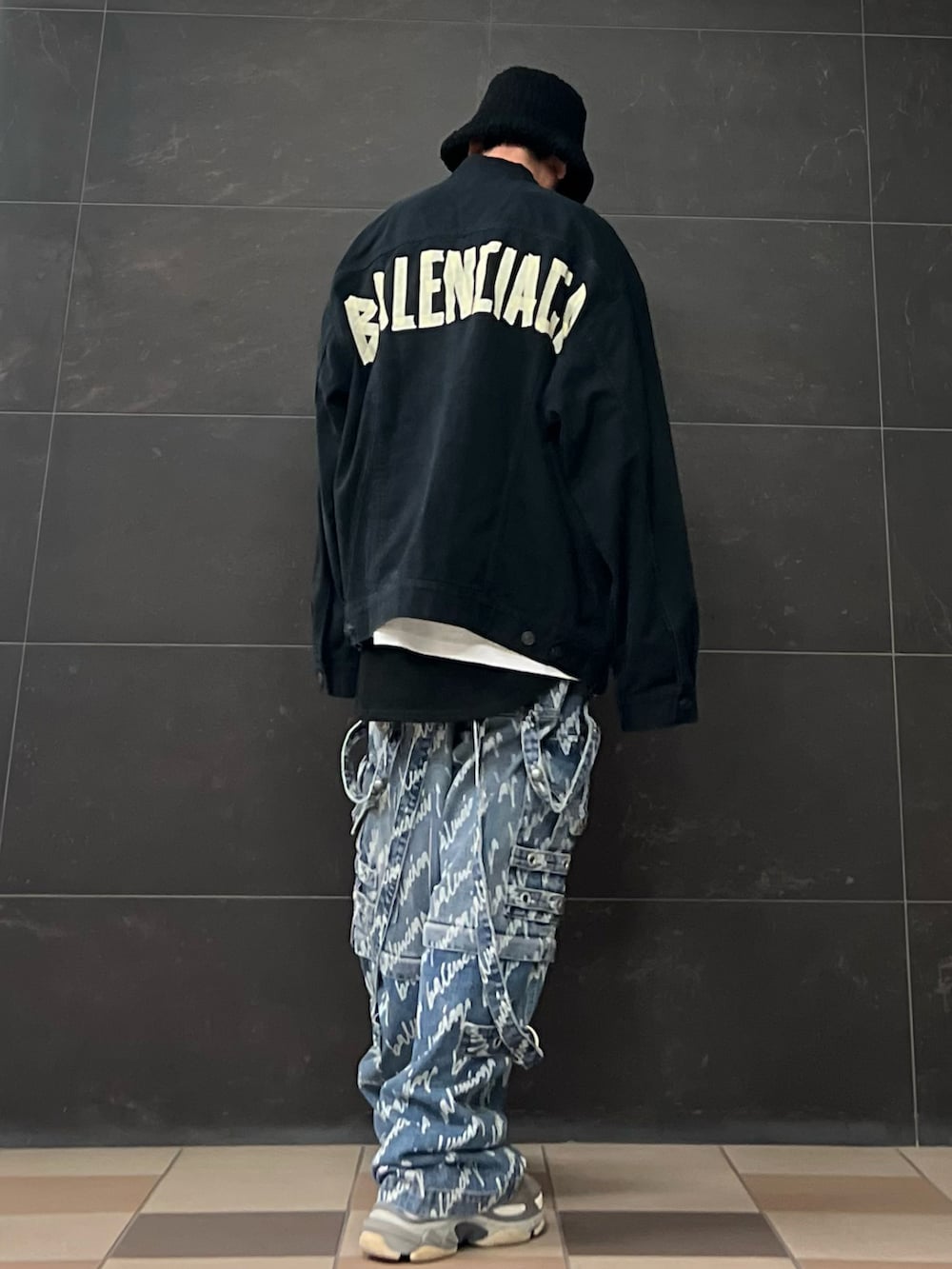 ホワイト系のTシャツ/カットソー、ブラック系のタンクトップ、ブルー系のデニムパンツを着用したメンズの冬コーディネートの3枚目の写真